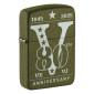 Immagine 1 - Zippo Accendino a Benzina Ricaricabile e Antivento con Fantasia VE/VJ Day 80th Anniversary - mod. 46949