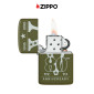 Immagine 5 - Zippo Accendino a Benzina Ricaricabile e Antivento con Fantasia VE/VJ Day 80th Anniversary - mod. 46949