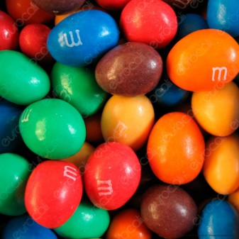 M&M's Peanut Confetti con Arachidi Ricoperte di Cioccolato - Box con